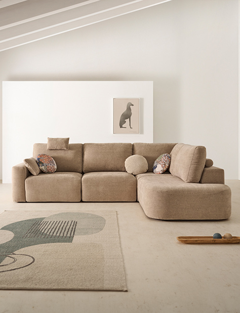 sof&aacute; moderno en ambiente de sal&oacute;n con patas negras disponible en Muebles Lara